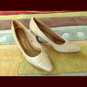 Life Stride Karlyle Mid-heel Beige Pumps
